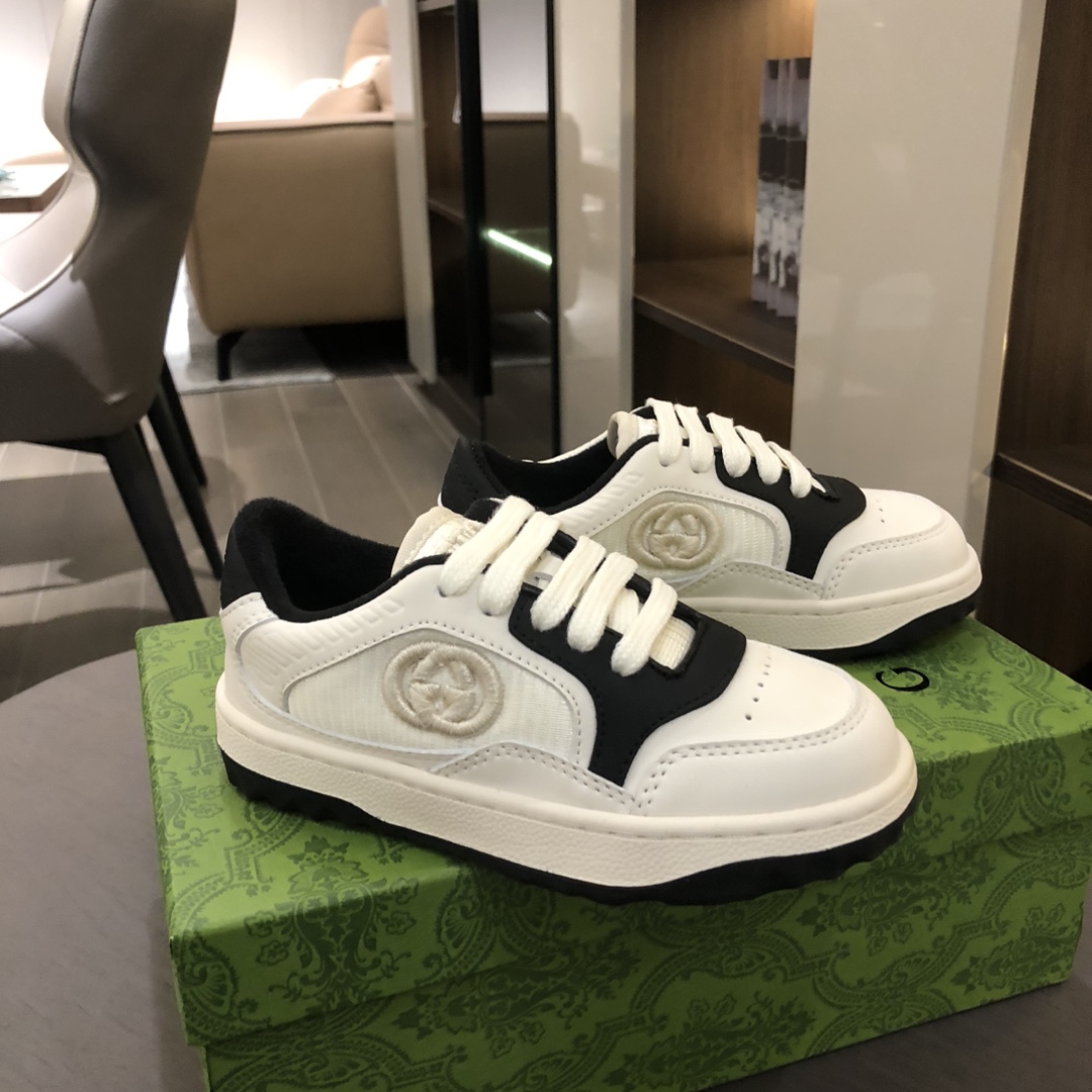 Children's shoes child